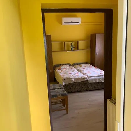 Zsuzsa Apartman Hajduszoboszlo Exterior photo